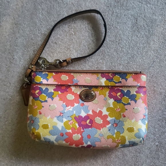 LOW START Coach Peyton Floral Medium Wristlet - Picture 2 of 14